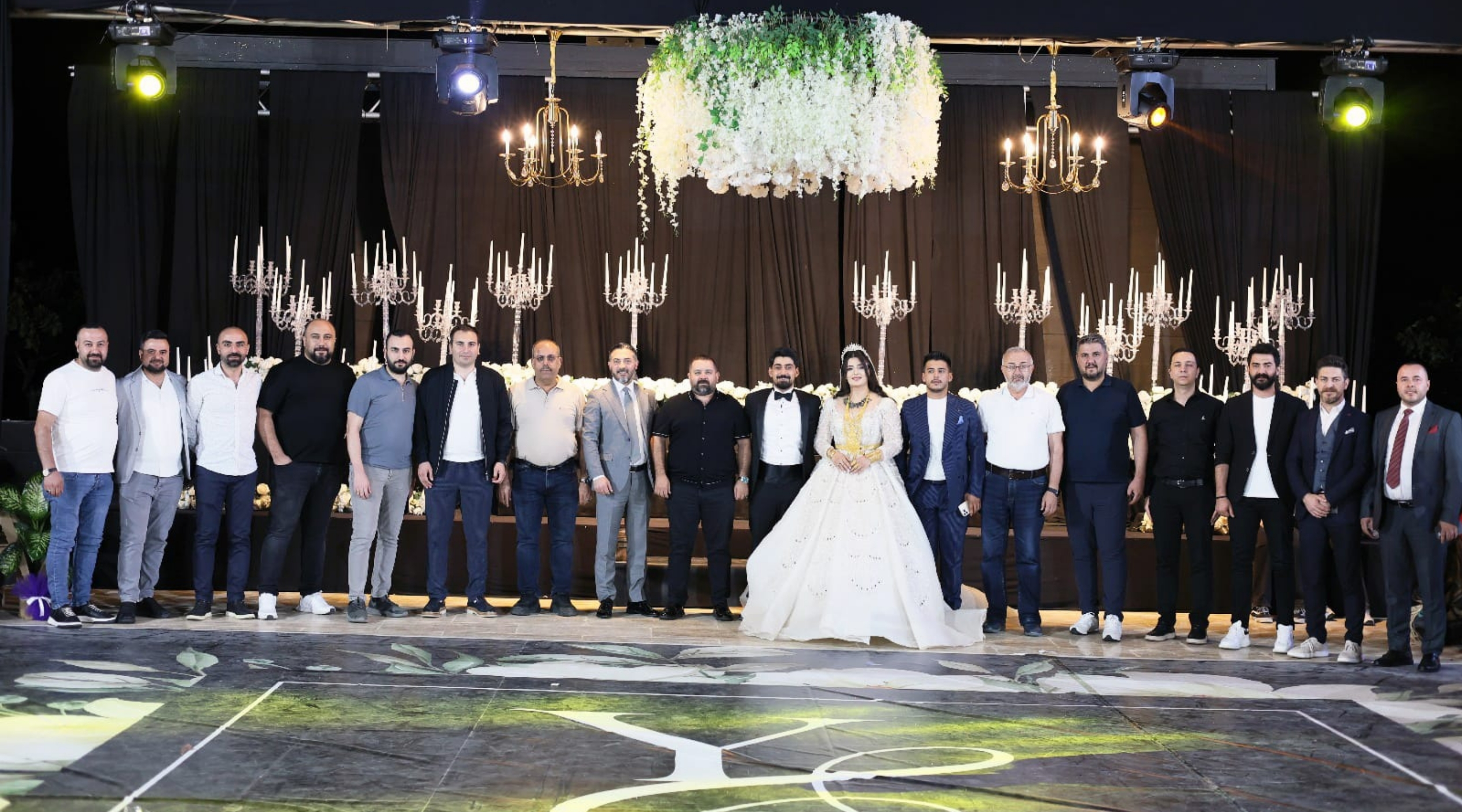 Yağmur ile Eyüp çifti en mutlu günlerini dostları ile kutladı